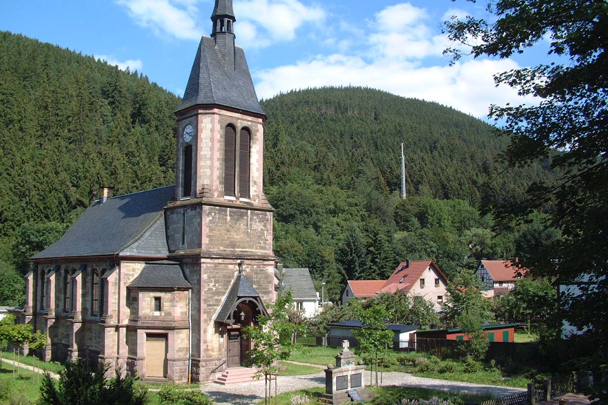 Die Kirche mit umliegenden Wäldern